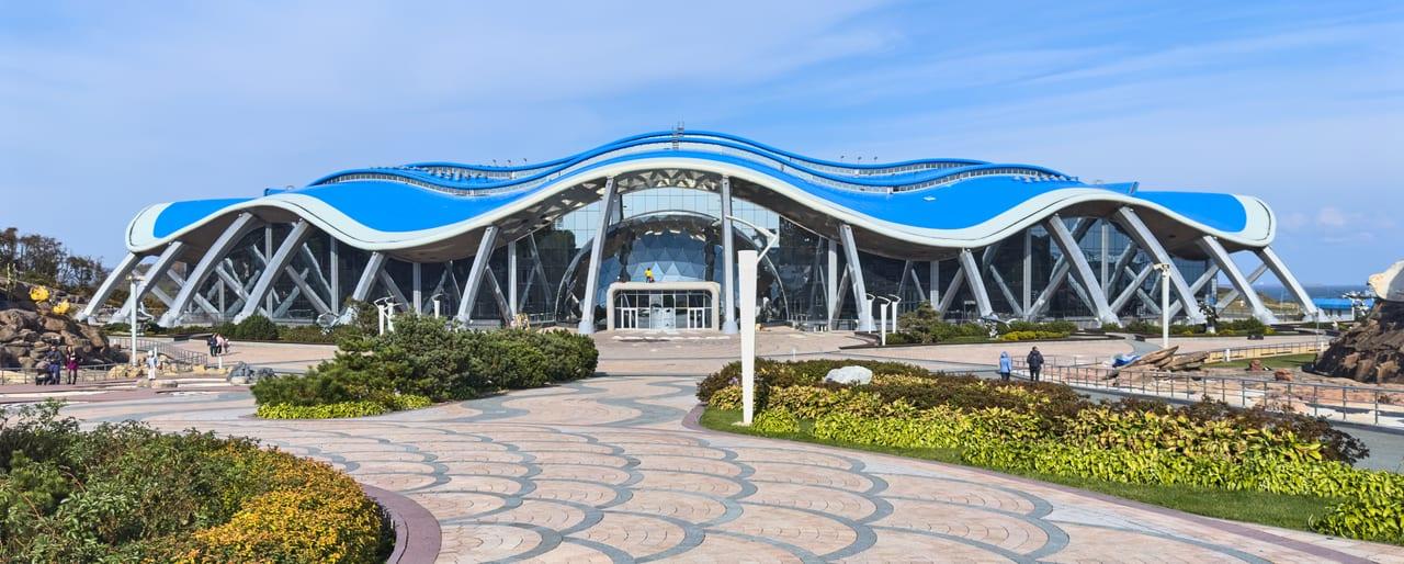 Здание Приморского океанариума на острове Русском