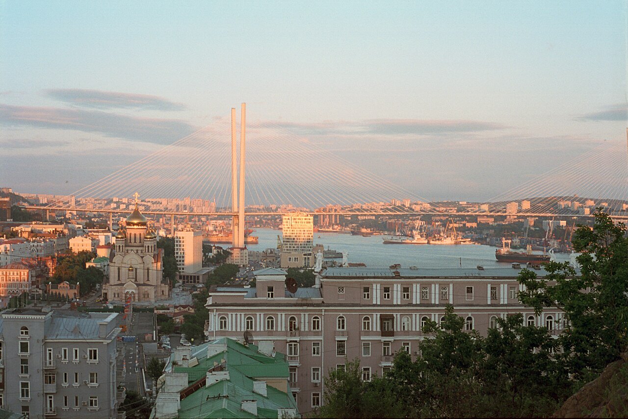 Золотой мост над бухтой Золотой Рог во Владивостоке вечером