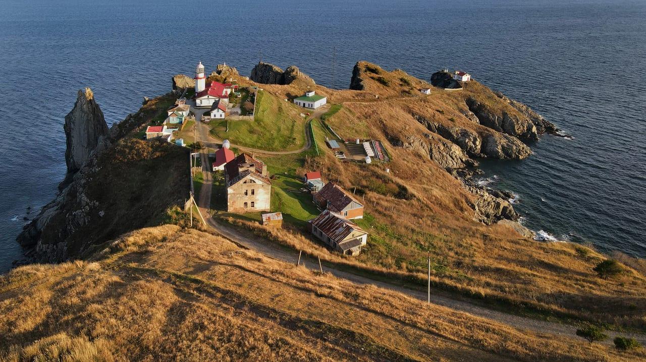 Маяк на мысе Гамова и морской берег