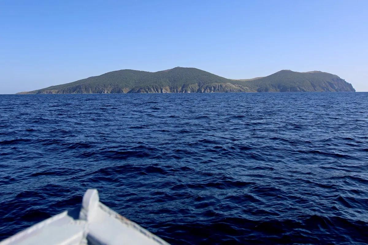 Остров Аскольд виден с моря