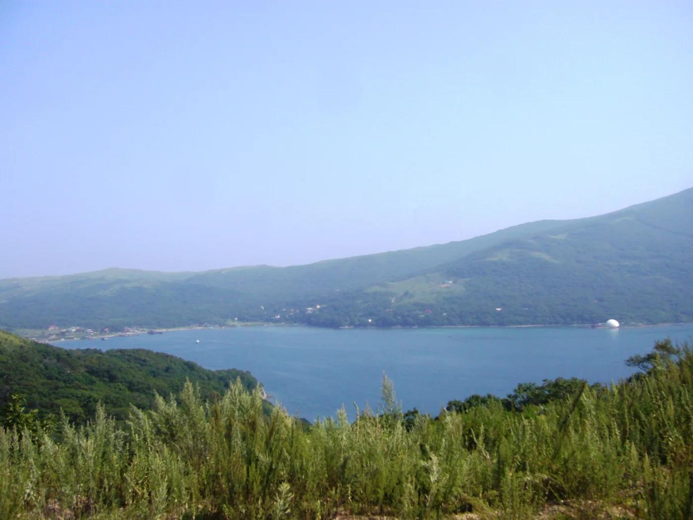 Спокойная вода и лесистые берега бухты Витязь